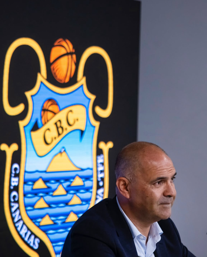 Imagen de Aniano Cabrera se pasa por Radio Club Deportivo en el primer día de su presidencia en el CB La Laguna Tenerife