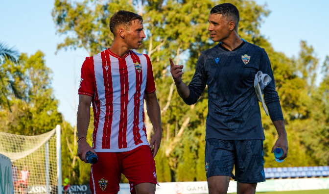 Imagen de El Almería se empieza a parecer a un equipo de Segunda División.