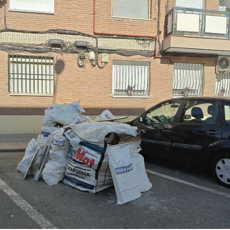 Imagen de El concejal de Ciudad de Pinto, Francisco Pérez, habla sobre los 36 puntos de vertidos ilegales de escombros encontrados en el caso urbano.
