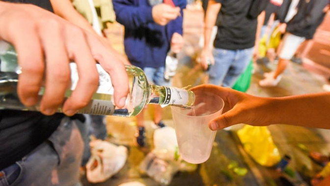 Imagen de El consumo intensivo de alcohol en jóvenes disminuyó durante la pandemia, salvo en casos de estrés y aislamiento