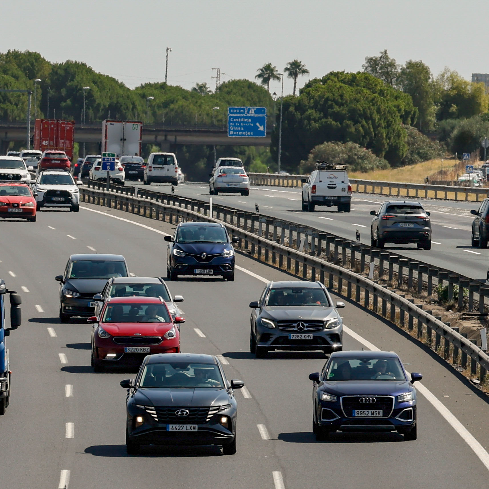 Imagen de España al volante: más coches que conductores, más petróleo que eléctricos y más retiradas de puntos por semáforos que por velocidad