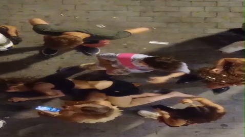 Joven siendo atendida en el Casco Antiguo de Alicante tras sufrir este domingo un coma etílico