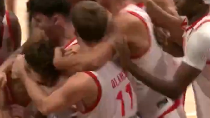 Imagen de Las lágrimas del seleccionador sub-18 tras la última hazaña del baloncesto español: 