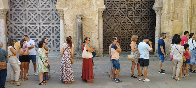 Imagen de Los cordobeses visitan la Mezquita-Catedral tras el incendio