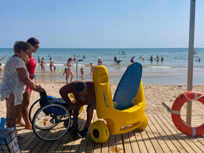 Imagen de Acompañamos a bañistas con diversidad funcional en la playa de Daimús