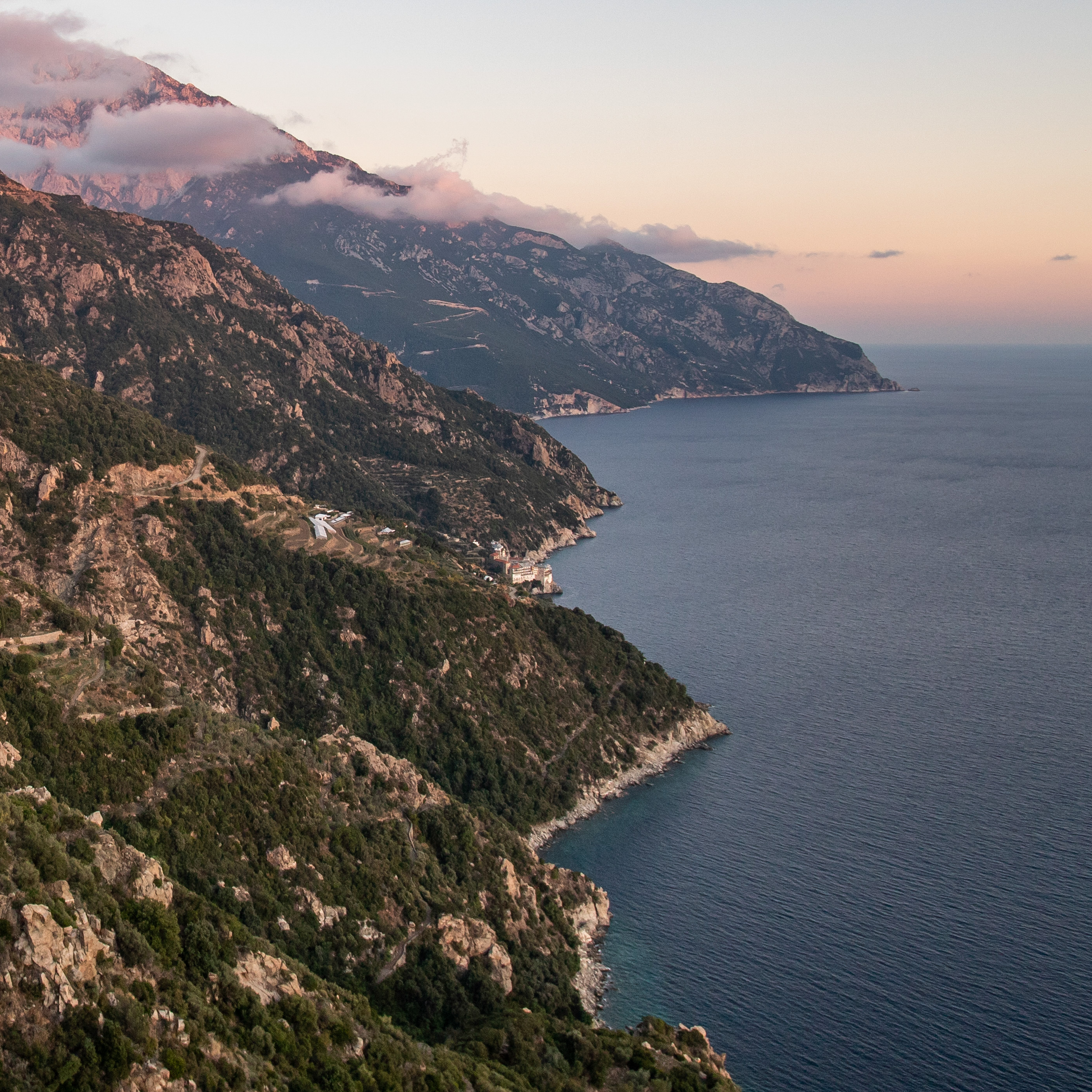 Imagen de Prohibido mujeres y catalanes: el monte más restrictivo del mundo está en Grecia