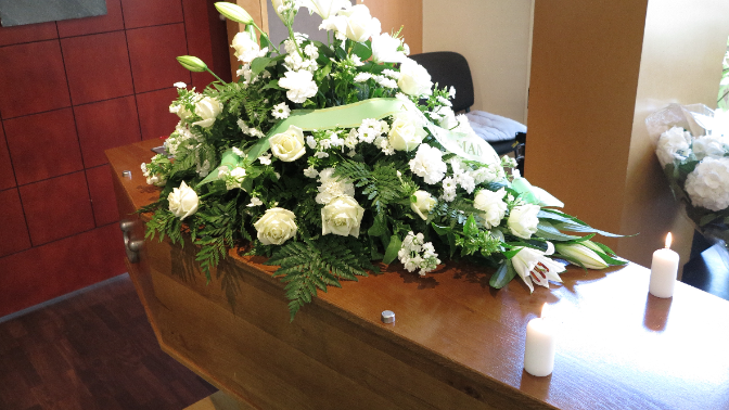 Imagen de Los funerales donde se cambia el cura y la misa por una retransmisión en directo o una temática vikinga