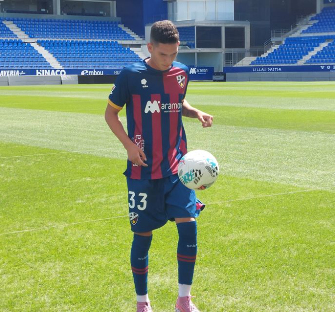 Imagen de Dani Luna en su presentación como nuevo jugador de la SD Huesca