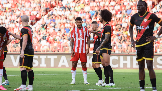 Imagen de Aridane en la marca a Luis Suárez en un Almería 0 Rayo Vallecano 2.