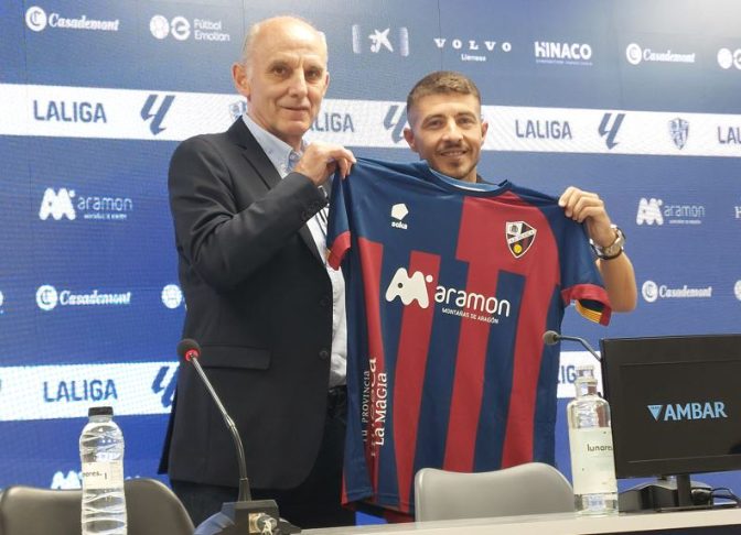Imagen de Portillo en su presentación como nuevo jugador de la SD Huesca