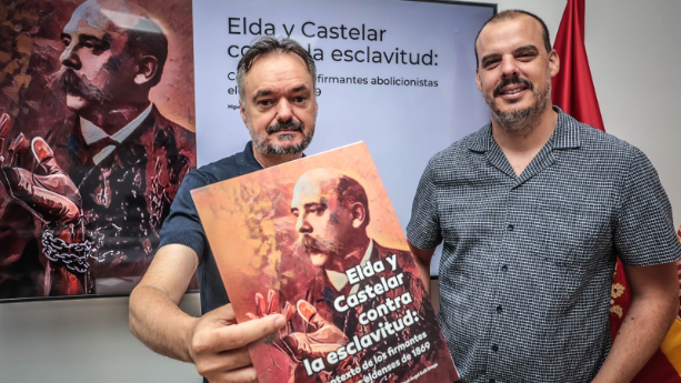 Imagen de Miguel Ángel Guill, divulgador histórico de Elda, sobre un documento clave en la lucha contra la esclavitud en 1869