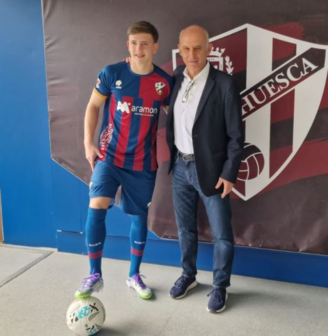 Imagen de Gustavo Albarracín ha sido presentado como nuevo jugador de la SD Huesca