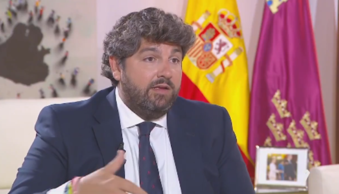 Imagen de Lopez Miras y Conchita Ruiz sobre acogimiento menores