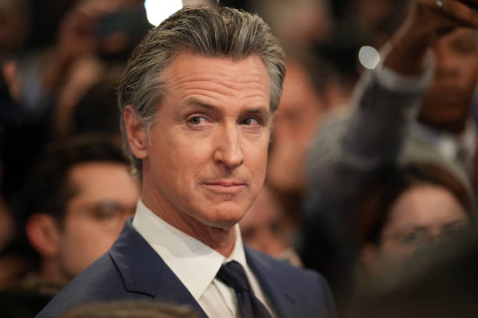 Gavin Newsom o el nuevo azote de Trump: cómo un gobernador demócrata le hace frente en la batalla por la atención mediática