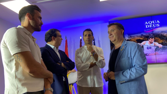 Imagen de Saúl Craviotto y el reto 'Mójate con Aquadeus', protagonistas del stand de la Diputación