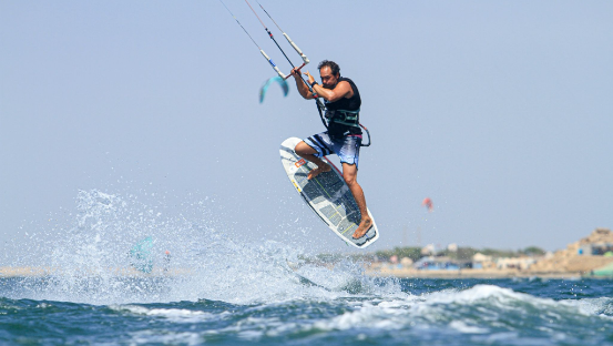 Imagen de Tarifa epicentro del Kiteboarding y Wingfoil Nacional Tercera edición del Campeonato de España Big Air El primer evento SKL & SWL 2025 se llevará a cabo del 10 al 14 de Septiembre en Playa de Valdevaqueros, englobando el Kitebaording y el Wingfoil en