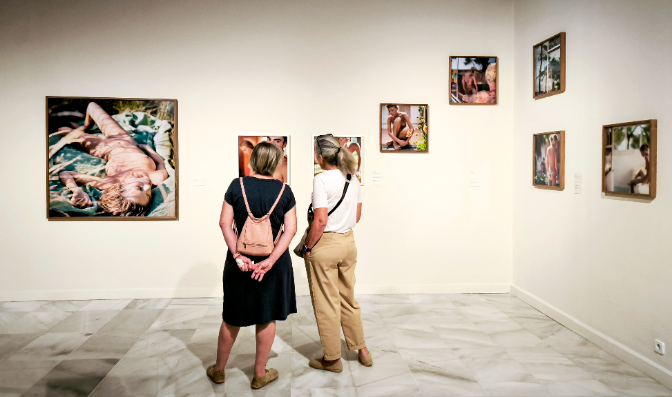 Mona Kuhn, la gran fotógrafa del desnudo contemporáneo, expone por primera vez en España en el MuCAC La Coracha