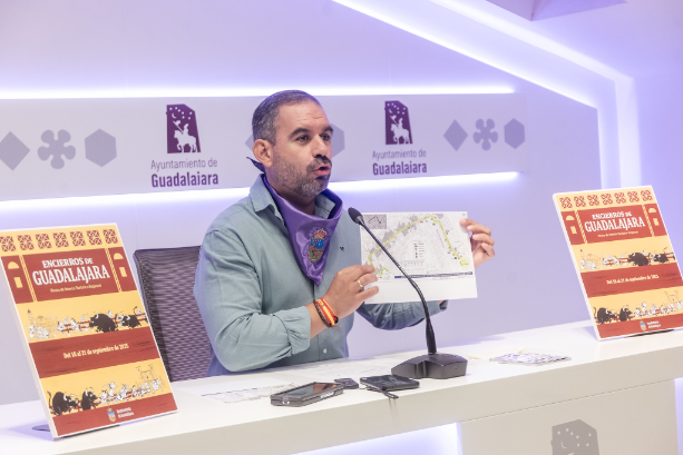 Imagen de El concejal de Festejos, Santiago López Pomeda, presenta los detalles del nuevo recorrido de los encierros de Guadalajara