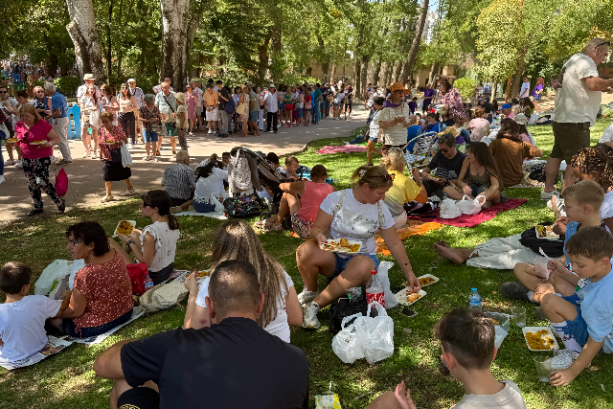 Imagen de Enorme respuesta solidaria en la gran Paella de las Peñas en San Roque