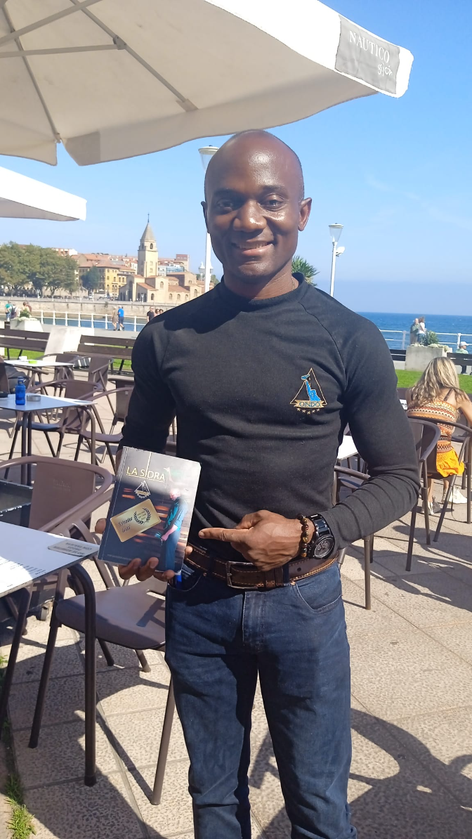 Imagen de Salvador Ondó el guineano, seis veces campeón del mundo de escanciado, por el que corre ADN asturiano como demuestra su libro sobre la sidra.
