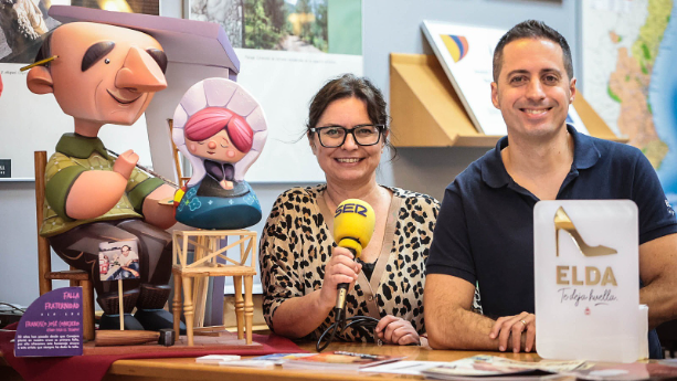 Imagen de Rosa Vidal, concejala de Turismo de Elda, y Samuel Martínez, técnico de Turismo, sobre la visita guiada especial con motivo de las Fallas