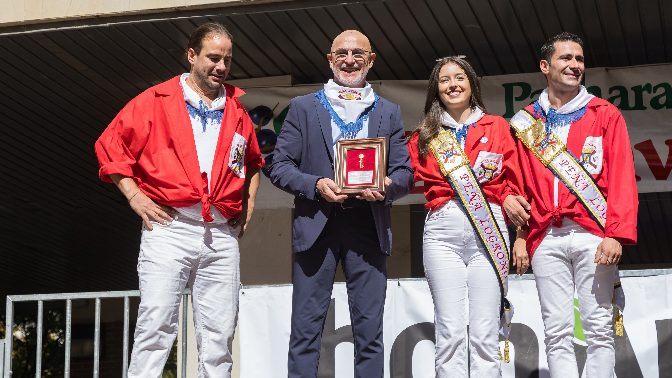 Imagen de Luis de la Fuente recibe las llaves de oro del chamizo de la Peña Logroño