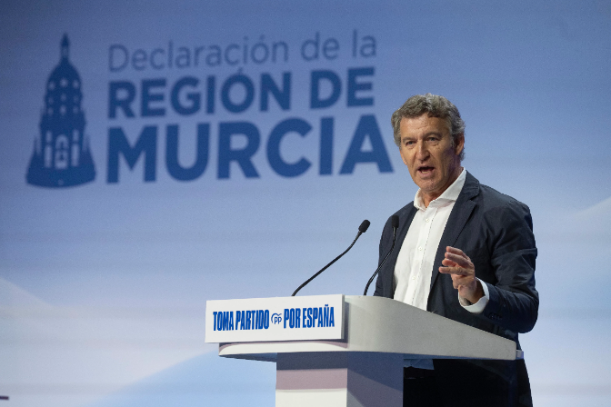 Prioridad en las entradas o personas que "vienen a delinquir": expertas en Derecho Constitucional desmontan parte del plan migratorio de Feijóo