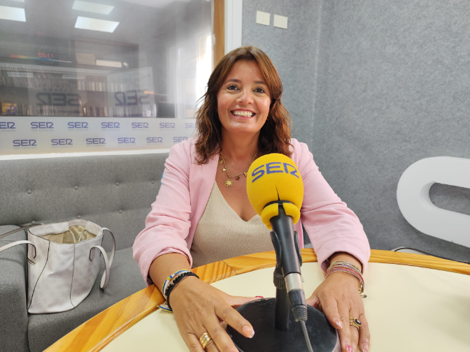 Imagen de Olivia Duque: “El Cabildo nos debe decir cuántos vehículos autorizar en La Graciosa”