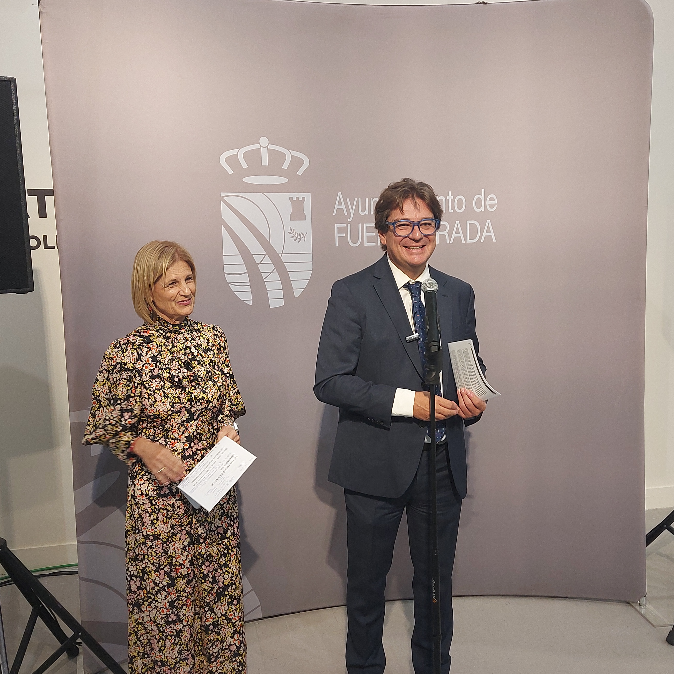 Imagen de María José García- Pelayo, presidenta de la FEMP, y Javier Ayala, alcalde de Fuenlabrada, repasan la aprobación de la Declaración de Fuenlabrada