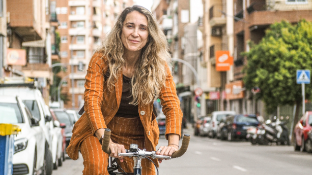 Imagen de Cristina Rodríguez, edil de Medio Ambiente de Elda, y Giuseppe Grezzi, exconcejal de Movilidad Sostenible de Valencia, sobre la movilidad sostenible