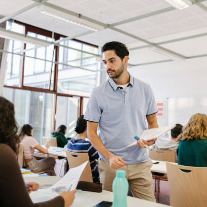 La Ventana a las 16h | "Me llamaban maricón por los pasillos": un profesor denuncia el aumento de agresiones hacia los docentes en las aulas