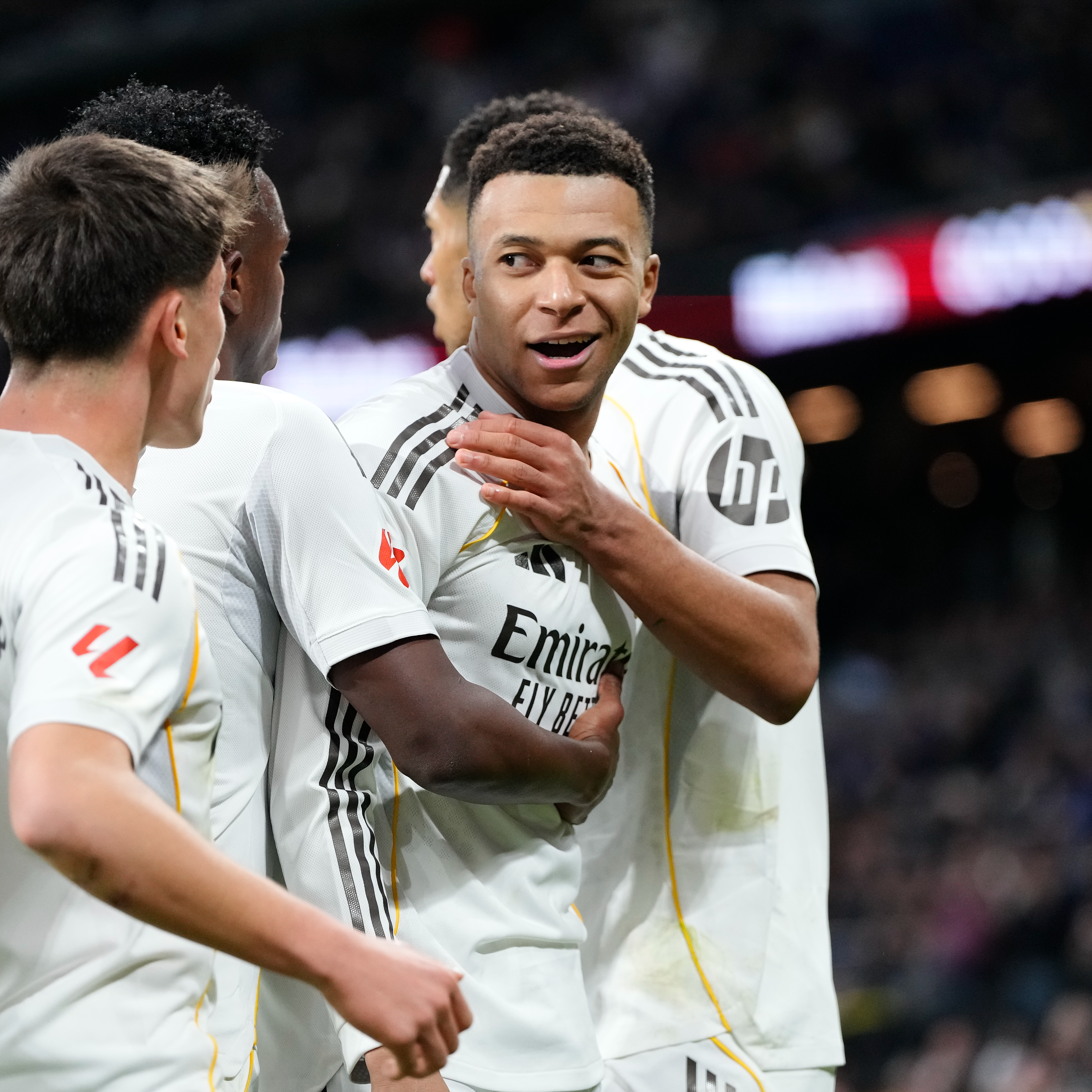 Imagen de Los goles del Real Madrid 2 - 0 Levante | El Bernabéu pasa examen a su equipo