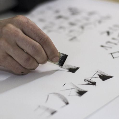 La caligrafía reivindica su lugar en la era digital: "Escribir a mano activa procesos cognitivos, emocionales y creativos"