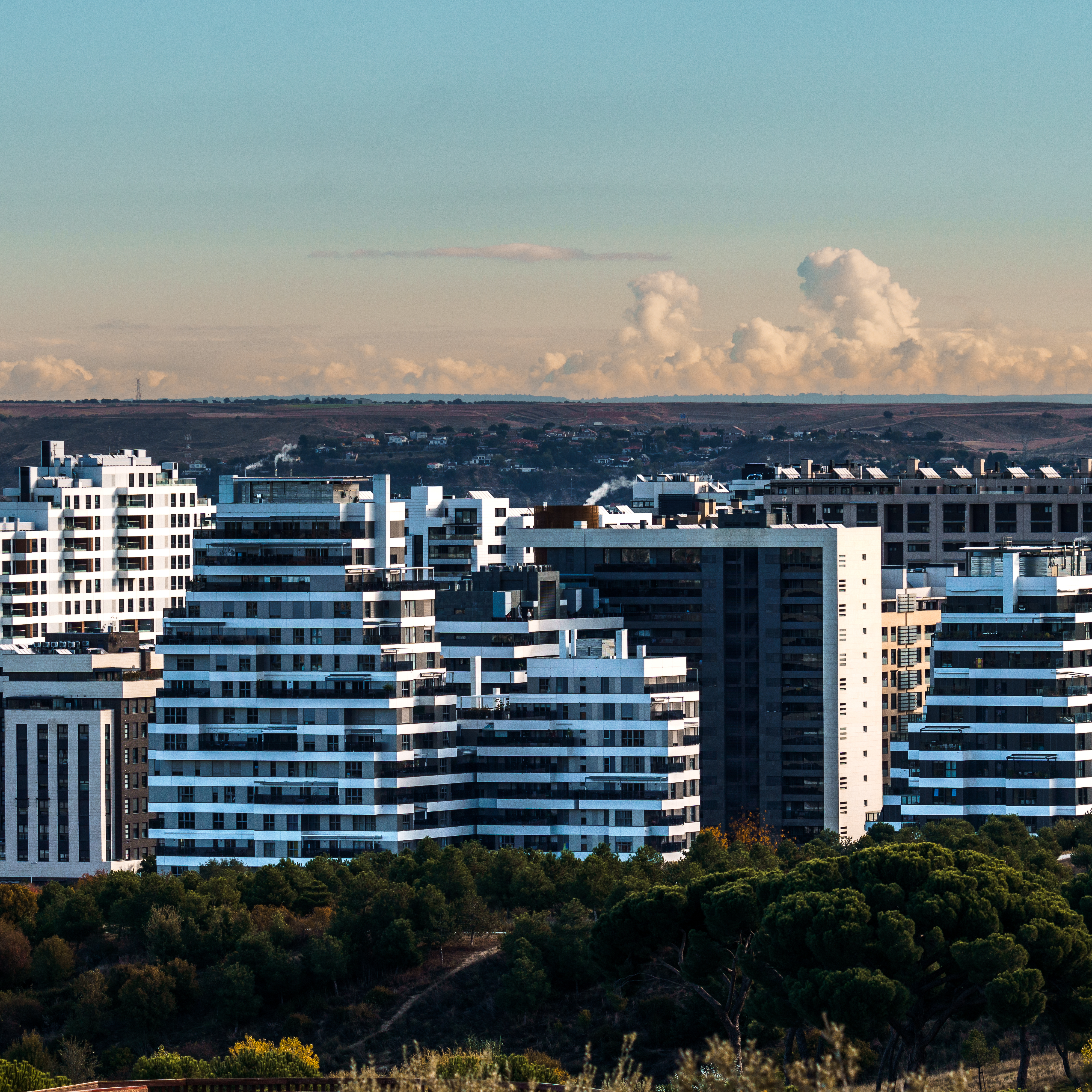 El rompeolas | Ciudades homogéneas y sin identidad: La invasión de los pisos cebra