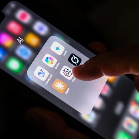 ¿Cuál es la inteligencia artificial más neutral? Los chatbots entran en campaña y hay dos que se mojan (y mucho) episode artwork
