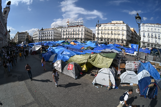 El Gobierno de Ayuso reubica 10 conciertos de la 'Hispanidad 2026' a Madrid Río por la acampada episode artwork