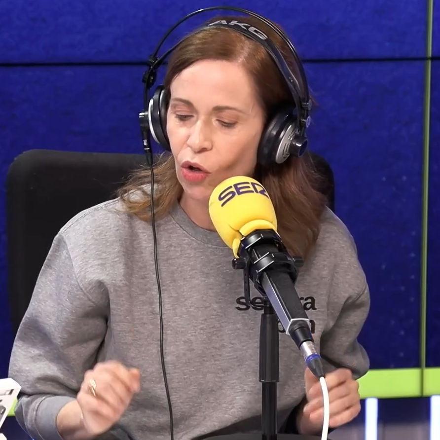 Ángeles Caballero a un oyente que dejó un cartel para Maricarmen: "Le quiero dar las gracias por haberlo hecho"