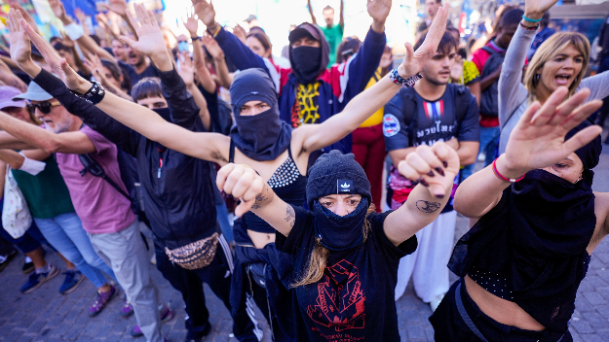 "Hay cosas que no se pueden normalizar y eso es responsabilidad de la sociedad": una politóloga explica por qué los jóvenes reproducen discursos radicalizados en las redes sociales episode artwork