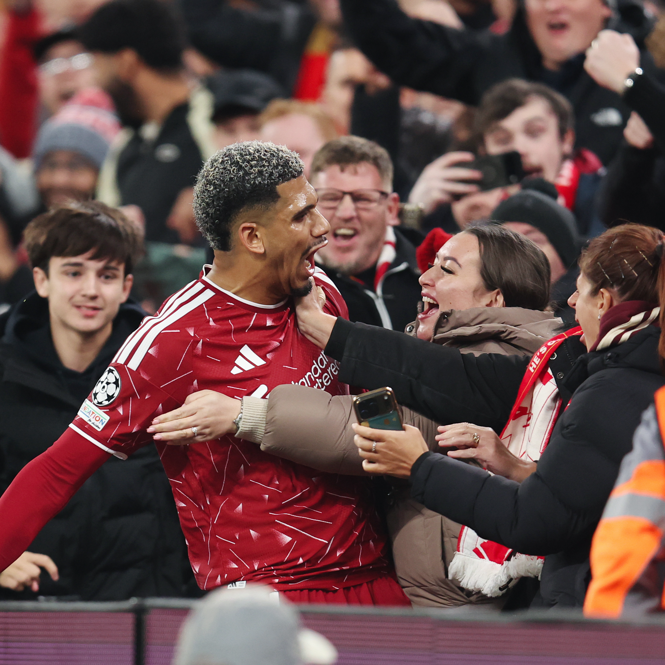 Entrevista | Ronald Araújo renace en el lateral de Anfield: "Ya me ponían ahí en los Clásicos, los duelos con Vinícius fueron lindos"