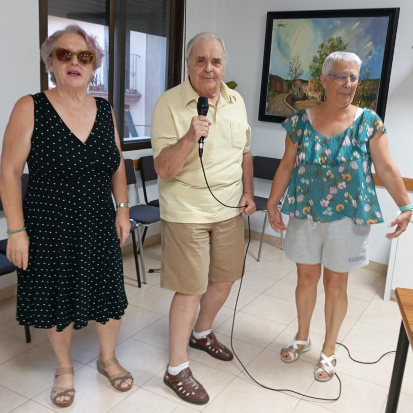 Entrenando para la jubilación | Karaoke itinerante por las residencias de mayores