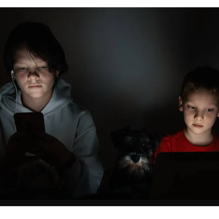 Visión semanal informativa | La adicción a redes sociales de los adolescentes españoles dobla la media europea