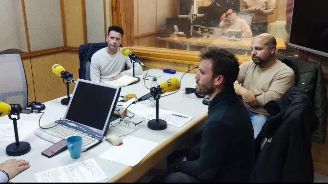 Los costaleros expulsados de La Macarena pasan este lunes por los micrófonos de Cruz de Guía Los costaleros expulsados de La Macarena pasan este lunes por los micrófonos de Cruz de Guía