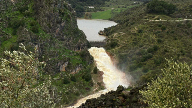 La presa 'fantasma' de Montejaque (Málaga) desembalsa de forma controlado por primera vez en cien años