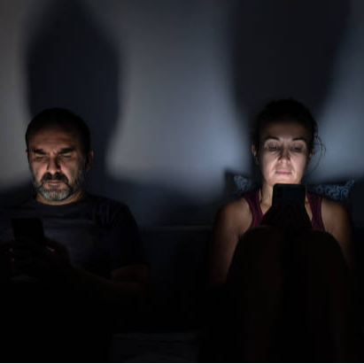 El móvil, la última luz que se apaga en seis de cada diez dormitorios españoles El móvil, la última luz que se apaga en seis de cada diez dormitorios españoles