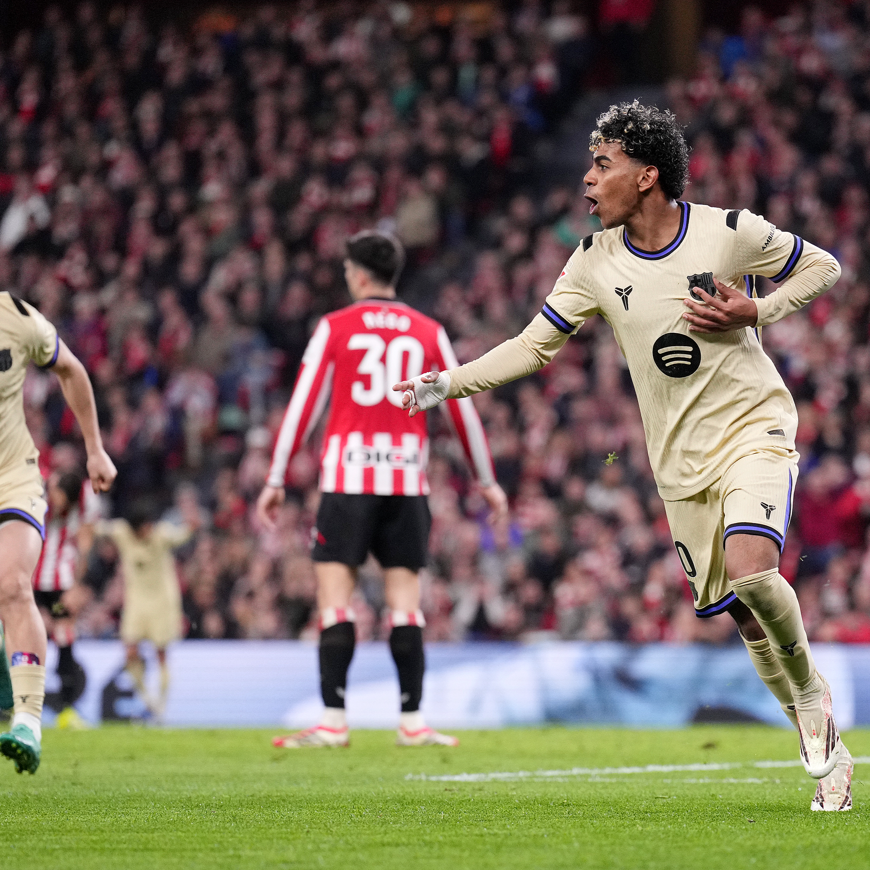 Imagen de El gol del Athletic Club 0 - 1 FC Barcelona | Lamine Yamal marca pero Joan García sostiene