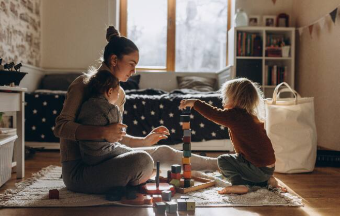Las familias monoparentales de La Rioja denuncian tres años de retrasos en el desarrollo de la ley que debería protegerlas