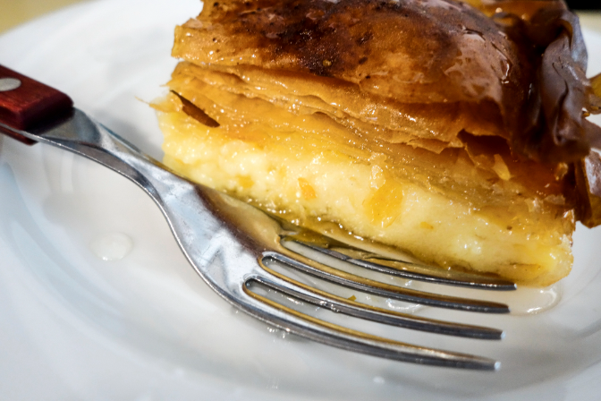 La receta de bougatsa, la tarta griega llena de crema para celebrar la Pascua