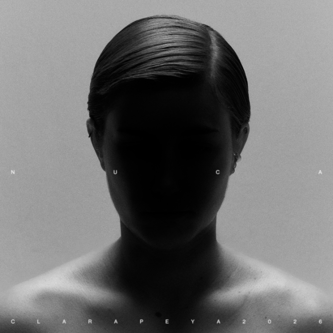 Clara Peya: “No poder cantar les meves cançons és una virtut”