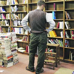 Imagen de Los sketches de La Biblioteca de Hoy por Hoy | Ordenando las estanterías de La Biblioteca de Don Asensio