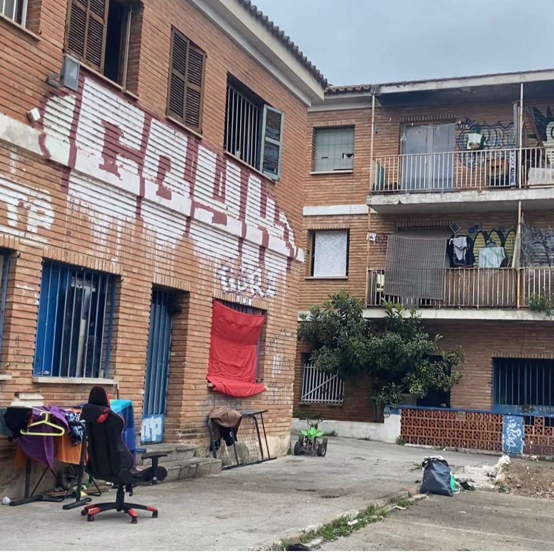 Carreteras Secundarias | Malvivir en la antigua cárcel de Palma bajo amenaza de desalojo